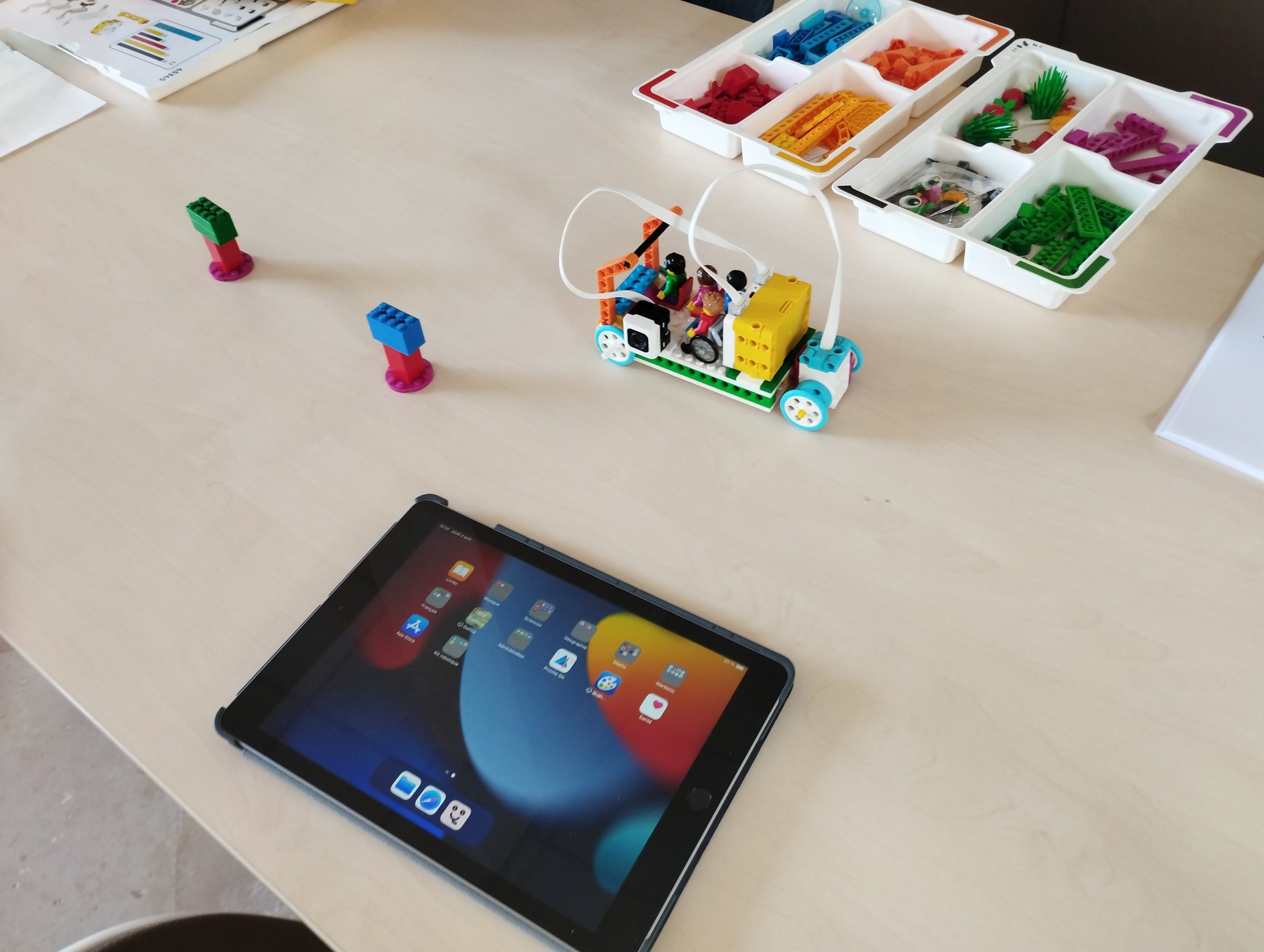 LEGO Spike Essentiel en classe avec tablette et pièces colorées