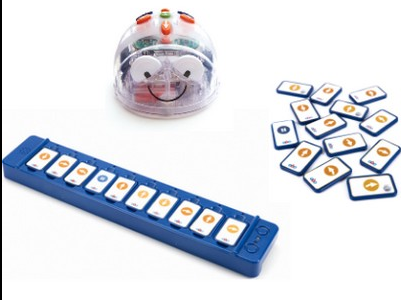 Élèves manipulant Blue Bot sur un tapis quadrillé en classe